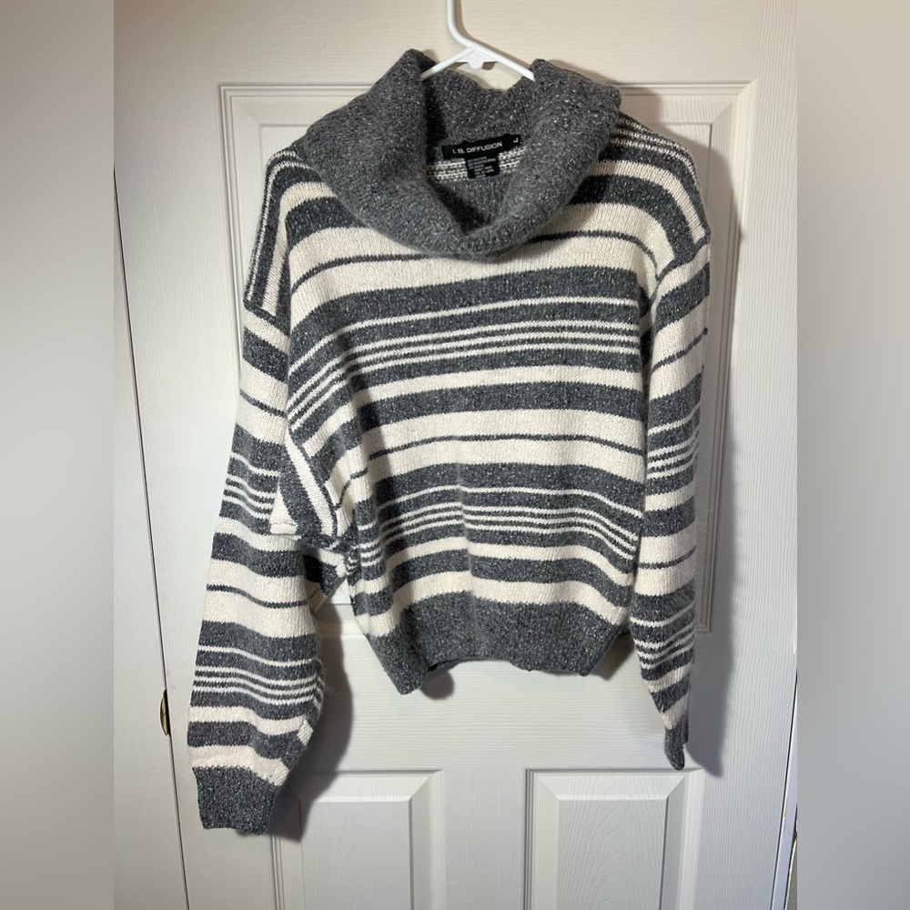 IB Diffusion Sweater Women L Gray White Silk Angora Rabbit Lamb Turtleneck Crop